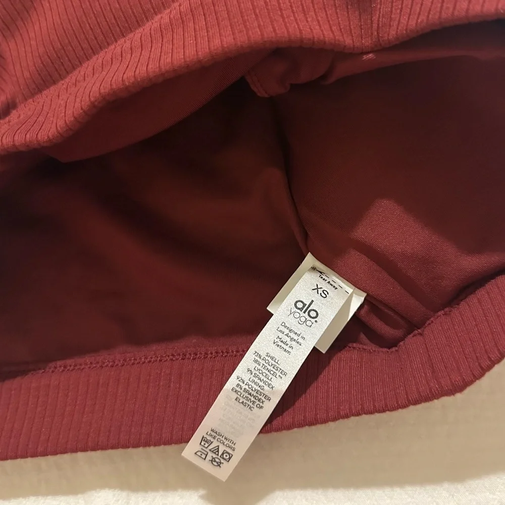 NWOT💕 Alo Yoga Blissful Henley Bra Top - Cranberry XS
